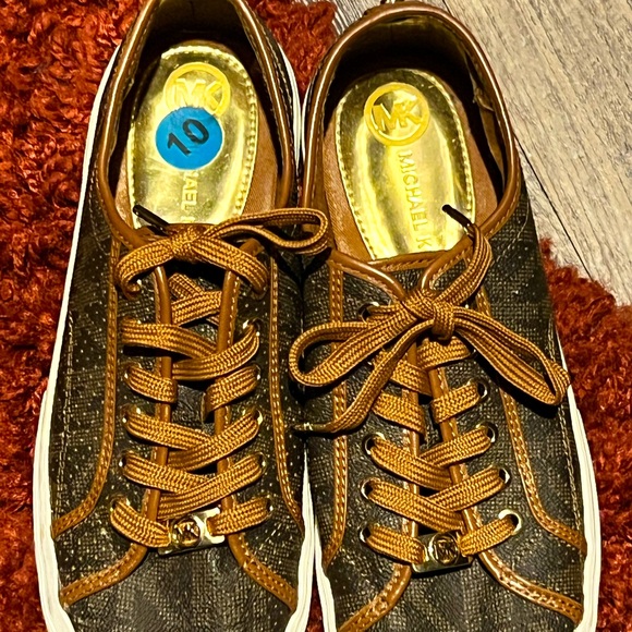 Women’s Shoes, Attire, Handbags - Picture 13 of 16